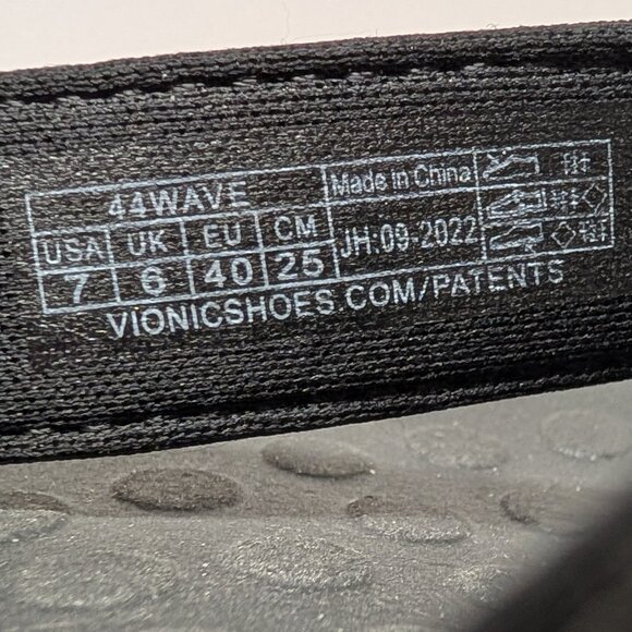 Vionic 44 Wave Toe Post Sandal in Black/Black - Picture 2 of 15